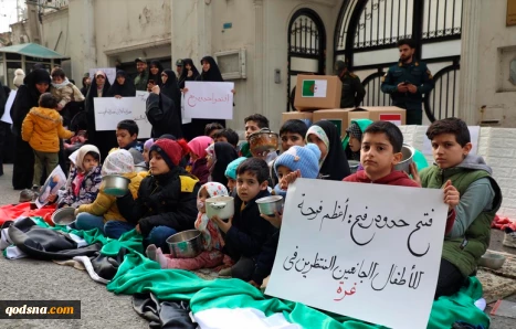 وقفة تضامنية لأمهات إيرانيات أمام مكتب رعاية المصالح المصرية في طهران دعماً لأطفال غزة