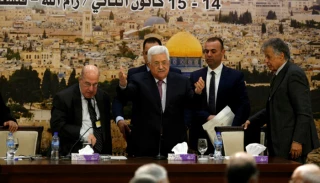 روزنامه رای الیوم در تحلیلی درباره سخنان اخیر ابومازن در نشست فتح بررسی کرد؛

سه دلیل در پس سخنرانی خداحافظی ابومازن/منتظر غافلگیرکننده‌های قریب‌الوقوع باشید/ طرح آمریکایی اسرائیلی برای ترور ابومازن بعید نیست/پای «معامله قرن» در میان است