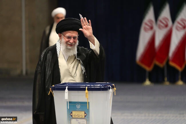 حضرت آیت‌الله خامنه‌ای رهبر معظم انقلاب اسلامی صبح امروز همزمان با آغاز رأی‌گیری چهاردهمین دوره انتخابات ریاست جمهوری، رأس ساعت ۸ صبح با حضور در حسینیه امام خمینی(ره) رای خود را در صندوق رای انداختند.