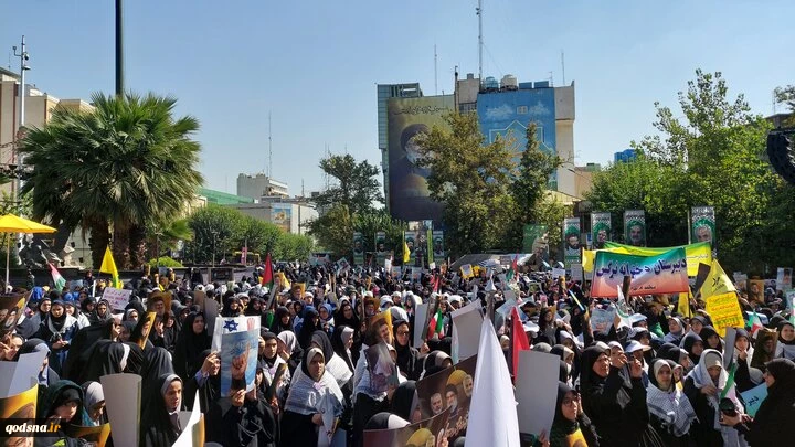 در میدان فلسطین تهران برگزار شد؛
تجمع هزاران دانش آموز در محکومیت اقدامات رژیم صهیونیستی 2