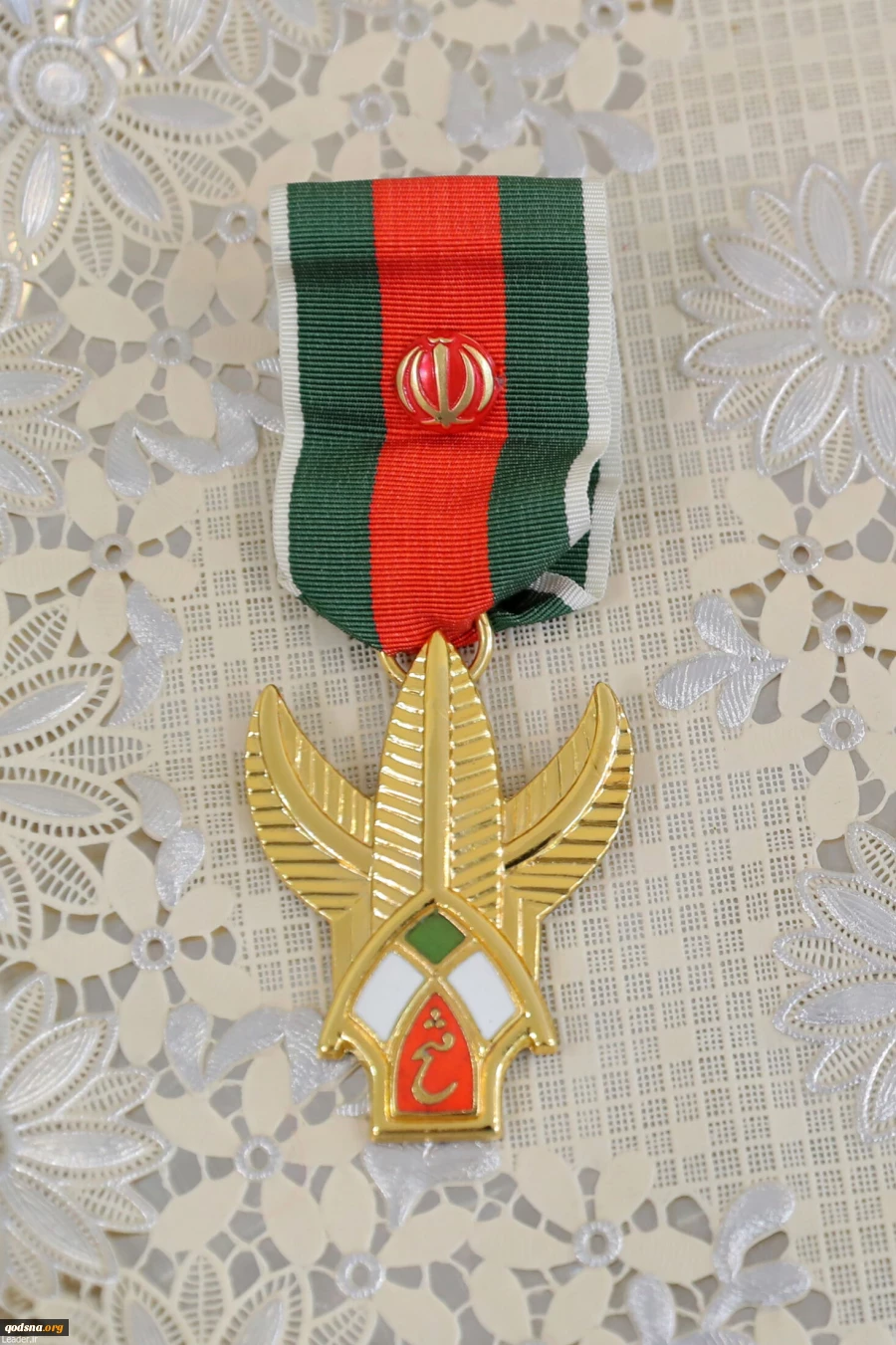 در پی عملیات درخشان«وعده صادق» انجام شد؛ 

اعطای «نشان فتح» به سردار حاجی‌زاده از سوی فرمانده‌کل قوا 3