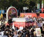 سنگ تمام برای سردار؛ اصفهان به احترام تمام‌قد ایستاد | بیت‌الغزل شعارها چه بود؟ | جوانان لباس رزم بر تن، پرچم خون‌خواهی در دست گرفتند 2