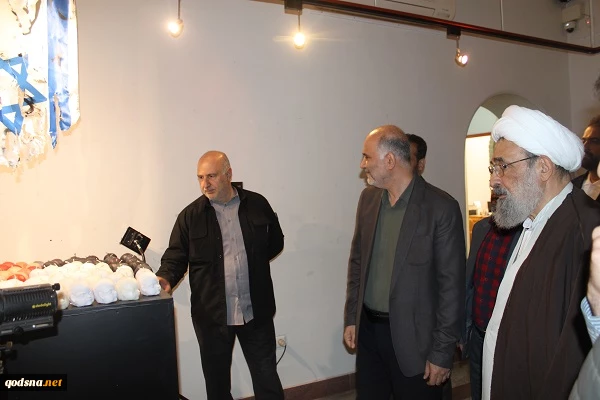 بازدید دبیر کل جمعیت دفاع از ملت فلسطین از آثار نمایشگاه گروهی هنر طوفان  6