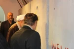 بازدید دبیر کل جمعیت دفاع از ملت فلسطین از آثار نمایشگاه گروهی هنر طوفان  17