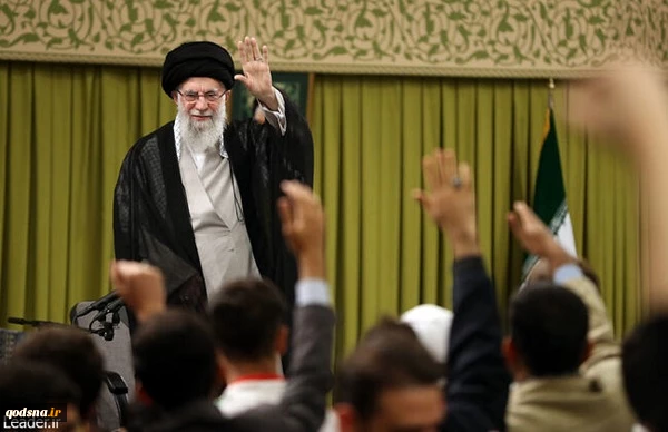 رهبر انقلاب در دیدار جمعی از دانش‌آموزان و دانشجویان: بحث،  بحث صرفا انتقام نیست، بحث یک حرکت منطقی است/ ملت ایران و مسئولین کشور در این جهت هیچ گونه تعللی و کوتاهی نخواهند کرد 2