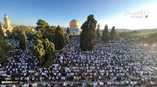 در سایه محدودیتهای شدید اعمال شده از سوی اشغالگران/

دهها هزار فلسطینی نماز جمعه را در مسجدالاقصی اقامه کردند 2