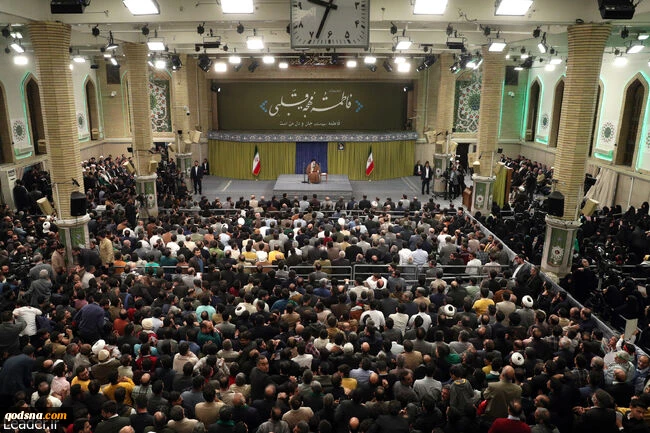 رهبر انقلاب در دیدار هزاران نفر از مداحان و شاعران اهل‌بیت(ع): جمهوری اسلامی برای هر اقدامی در منطقه نیاز به نیروی نیابتی ندارد/ ملت‌های شرافتمند منطقه رژیم منحوس صهیونیستی را ریشه‌کن می‌کنند/ پیش‌بینی می‌کنیم مجموعه‌ای قوی و شرافتمند در سوریه نیز سربرآور