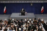 رهبر انقلاب در دیدار هزاران نفر از مردم قم: دستگاه‌های تبلیغاتی و فرهنگی و فعالان فضای مجازی پرده‌ی توهم اقتدار دشمن را پاره کنند/ کینه آمریکایی ها از انقلاب شتری است 2