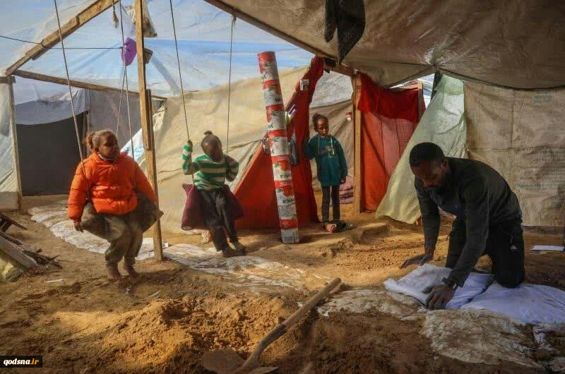 ابتکار پدر فلسطینی برای محافظت فرزندانش از سرما و جنگ 7