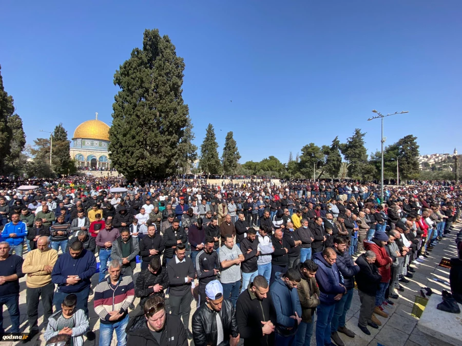 60,000 Palestinians attend Friday prayer at the Aqsa Mosque