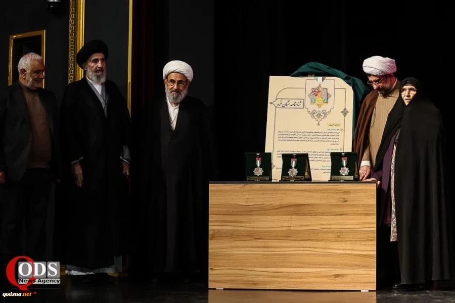 گزارش خبرگزاری قدس از همایش «غزه؛ نماد مقاومت» در تهران

رئیس قوه قضائیه: رژیم صهیونیستی از روی استیصال و شکست آتش‌بس را پذیرفت/ دبیر کل جمعیت دفاع از ملت فلسطین: مظلومیت غزه، چهره کریه رژیم صهیونیستی و آمریکا را آشکار کرد/ رونمایی از «نشان غزه» 2