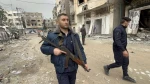 در پی اجرایی شدن آتش‌بس؛

هزاران پلیس برای حفظ امنیت در خیابان‌های نوار غزه مستقر شدند 2