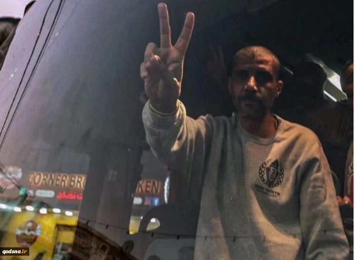 در چارچوب سومین دور قرارداد "طوفان آزادگان"/

آزادی110 اسیر فلسطینی پس از چند ساعت کارشکنی اشغالگران/ استقبال هزاران نفری در رام الله از آزادگان  2