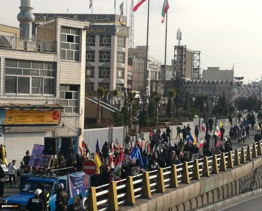 تصویری از حضور مردم تهران قبل از شروع رسمی راهپیمایی 22 بهمن در میدان امام حسین  2