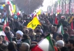 پرچم فلسطین و حزب‌الله در دستان راهپیمایی‌کنندگان ۲۲ بهمن 2