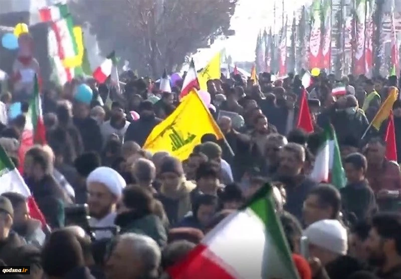 پرچم فلسطین و حزب‌الله در دستان راهپیمایی‌کنندگان ۲۲ بهمن 2