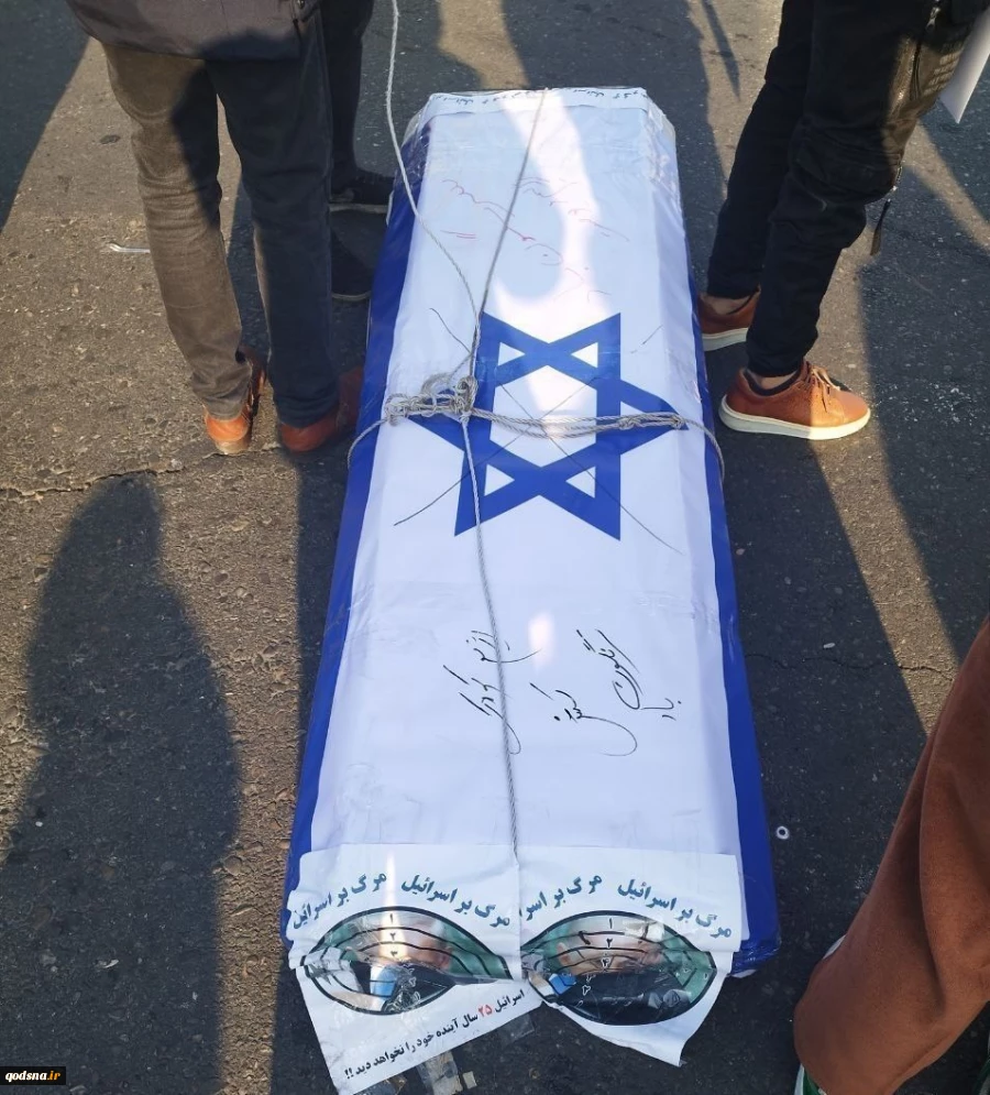 پرچم فلسطین و حزب‌الله در دستان راهپیمایی‌کنندگان ۲۲ بهمن 3