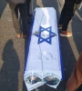 پرچم فلسطین و حزب‌الله در دستان راهپیمایی‌کنندگان ۲۲ بهمن 3
