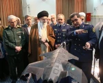 تصاویری از بازدید یک ساعته رهبر انقلاب از نمایشگاه آخرین دستاوردهای دانشمندان صنعت دفاعی کشور 3