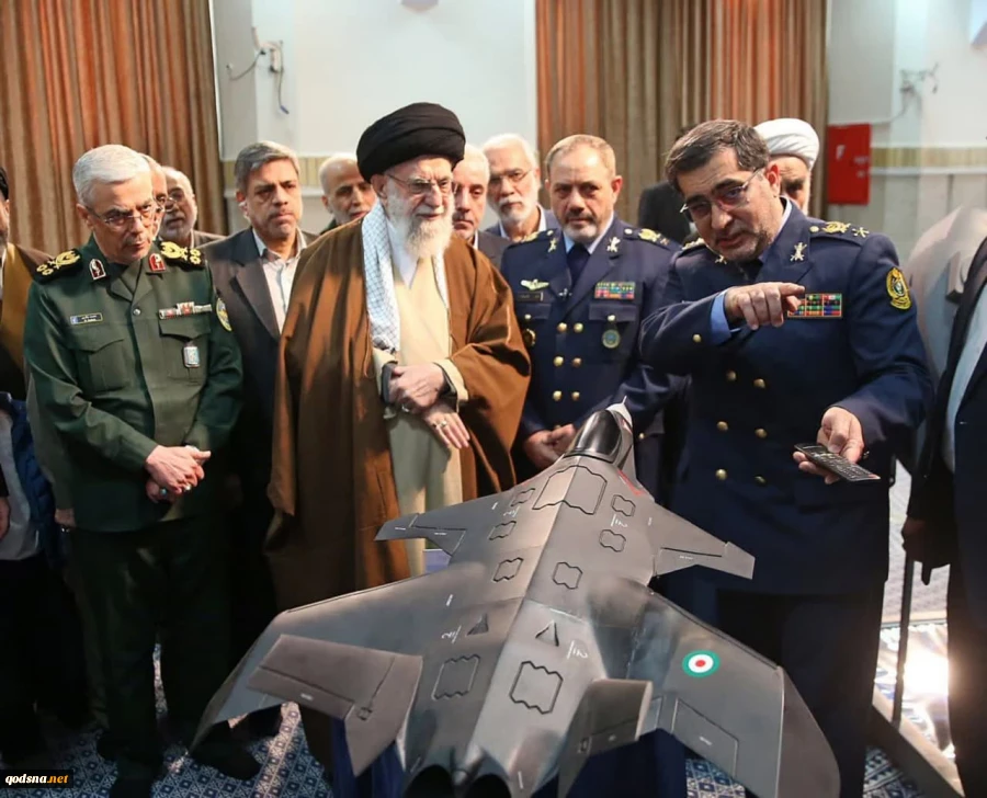 تصاویری از بازدید یک ساعته رهبر انقلاب از نمایشگاه آخرین دستاوردهای دانشمندان صنعت دفاعی کشور 3