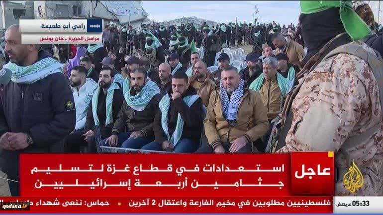 حضور شماری از اسرای آزاد شده فلسطینی در چارچوب توافق مبادله اسرا در مراسم تحویل اجساد ۴ اسیر اسرائیلی در خان یونس  2