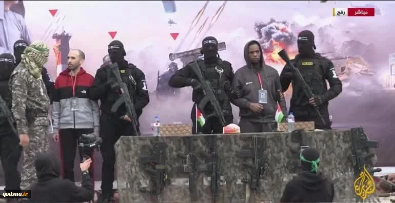 حضور دو اسیر صهیونیستی در جایگاه تحویل در رفح 3
