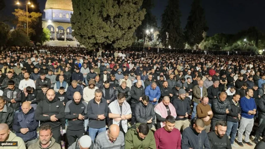تصاویری از حضور گسترده و باشکوه شب گذشته 130 هزار نمازگزار فلسطینی در نماز تراویح مسجد الاقصی 6