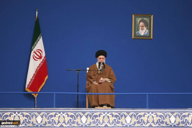 رهبر انقلاب در در دیدار نوروزی با هزاران نفر از قشرهای مختلف مردم: مراکز مقاومت در منطقه برای ایستادگی در برابر صهیونیست‌ها انگیزه درونی دارند و ایران نیز احتیاجی به نایب ندارد/ جمهوری اسلامی از مبارزین فلسطینی و لبنانی حمایت می‌کند/  اگر کسی با خباثت ، د