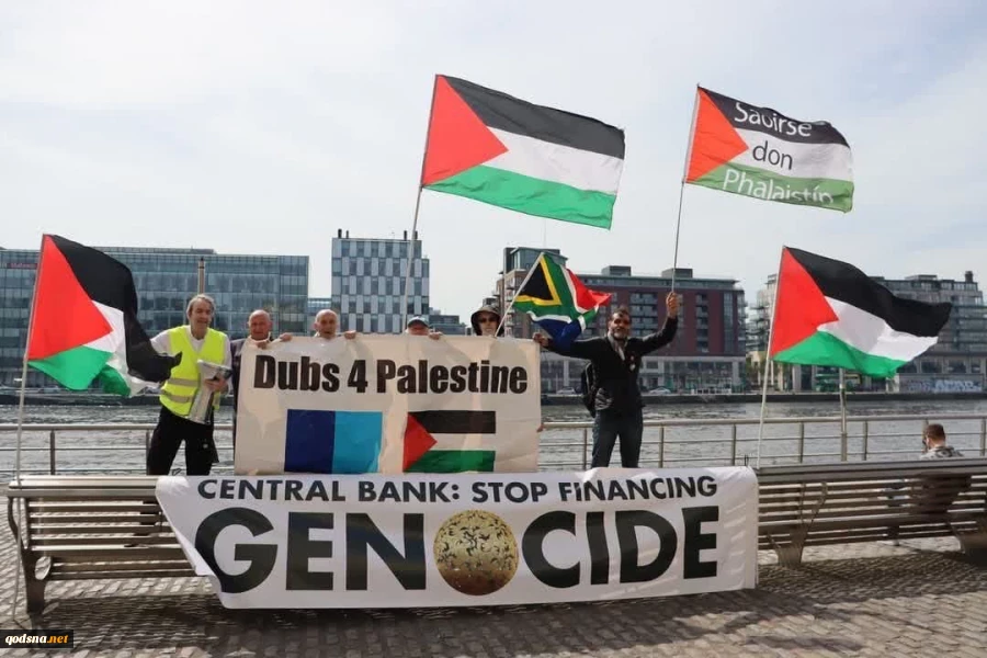 تجمع حامیان فلسطین در برابر بانک مرکزی ایرلند در محکومیت حمایت از رژیم اشغالگر صهیونیستی و نسل‌کشی در غزه 3