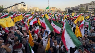 تجمع مردم و دانشگاهیان در حمایت از نیروهای مسلح /  فریاد مرگ بر آمریکا و مرگ بر اسرائیل در میدان انقلاب