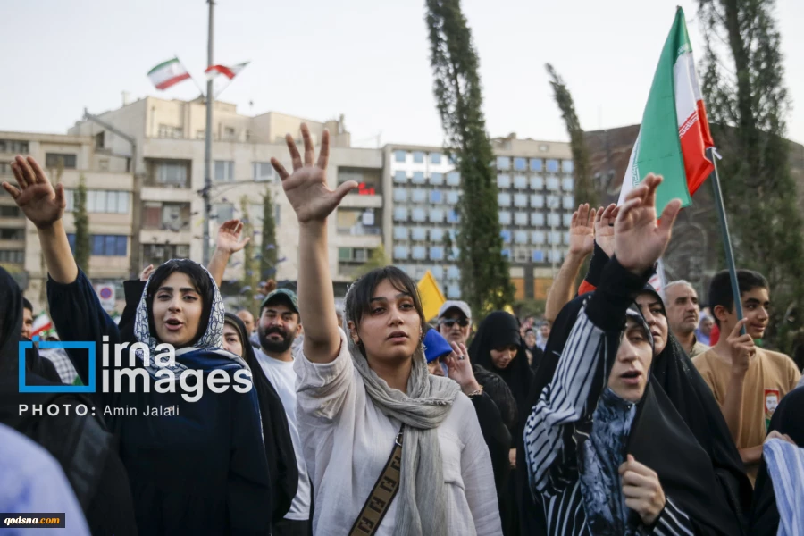اهالي طهران ينظمون مسيرة دعما للقوات المسلحة الإيرانية ومدافعي البلاد 8