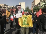 شرکت کنندگان در مراسم تشییع پرشکوه شهدای اقتدار به خبرنگار قدسنا چه گفتند؟

تا آخرین نفس و قطره خون پای انقلاب‌مان هستیم/ پیام اقتدار ایران و اتحاد ملت 4
