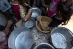 کودکان گرسنه غزه در جستجوی لقمه‌ای نان 4