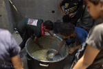 کودکان گرسنه غزه در جستجوی لقمه‌ای نان 5