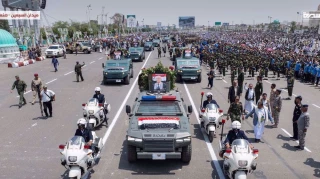 Tens of thousands attend funeral of Yemen’s PM, ministers assassinated by Zionist regime