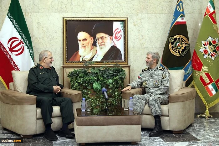 دیدار فرمانده کل سپاه با فرمانده کل ارتش؛
سرلشکرحاتمی: به کوچک‌ترین تعرض دشمنان پاسخی پشیمان کننده می‌دهیم 2