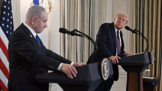 Trump presents plan to end war in Gaza Hamas says plan close to Israeli vision