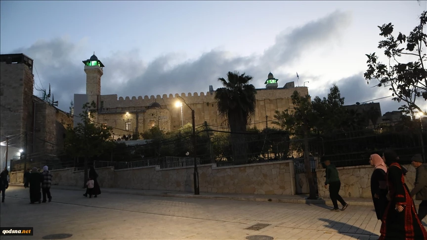 Zionist army imposes curfew on Palestinians in central al-Khalil