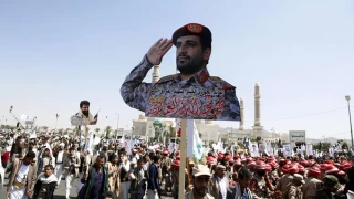 Yemenis mourn martyred military chief al-Ghamari at massive Sana’a funeral