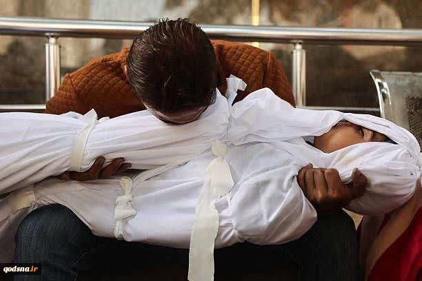 تصاویری از وداع دردناک و جانسوز فلسطینیان با شهدای خود در غزه که در نتیجه نقض آتش‌بس و حملات اشغالگران صهیونیست به شهادت رسیدند. 6