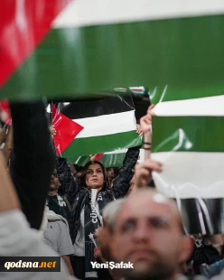 برافراشته شدن پرچم‌های فلسطین در دیدار بشیکتاش و فنرباغچه در لیگ ترکیه در حمایت از غزه