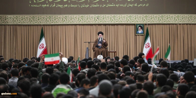 رهبر انقلاب اسلامی در دیدار هزاران نفر از دانش‌آموزان و دانشجویان مطرح کردند

اختلاف جمهوری اسلامی و آمریکا، ذاتی است و نه تاکتیکی/  همکاری با ایران با همکاری و کمک آمریکا به رژیم صهیونی ملعون سازگار نیست 2