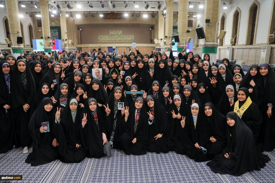 قائد الثورة الإسلامية يستقبل آلاف الطلاب والجامعيين وعدداً من عوائل شهداء الحرب المفروضة الأخيرة التي استمرت 12 يوماً 3