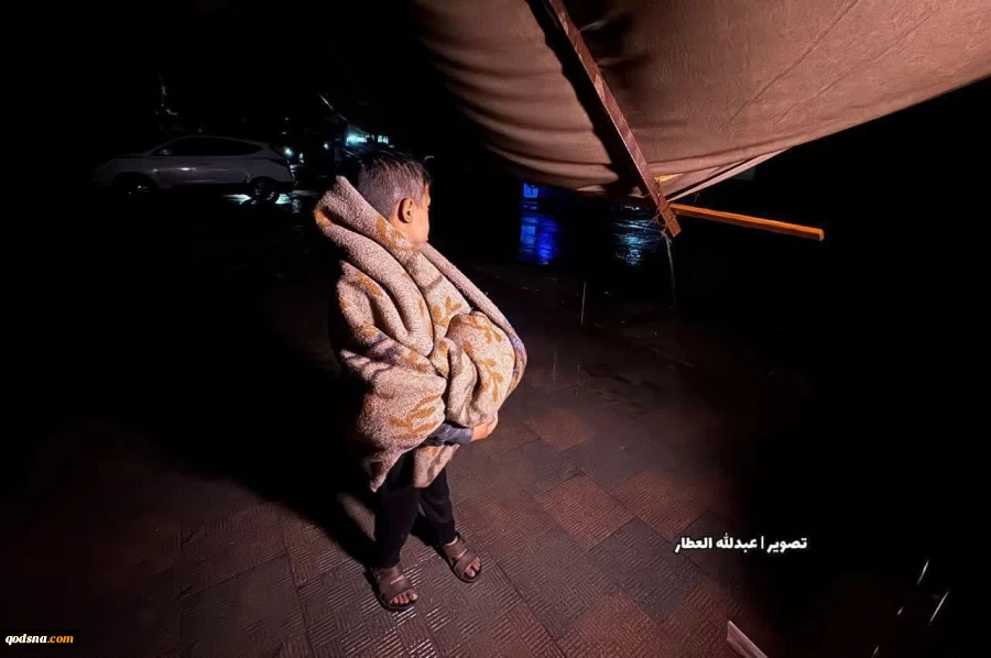 سیل و باران شدید، خیمه‌های آوارگان فلسطینی را در خان یونس در جنوب نوار غزه در خود فرو برد 10