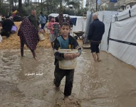 غرق شدن چادرهای آوارگان در پی بارش باران در دیرالبلح در مرکز نوار غزه