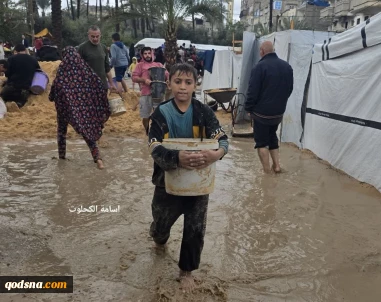 غرق شدن چادرهای آوارگان در پی بارش باران در دیرالبلح در مرکز نوار غزه