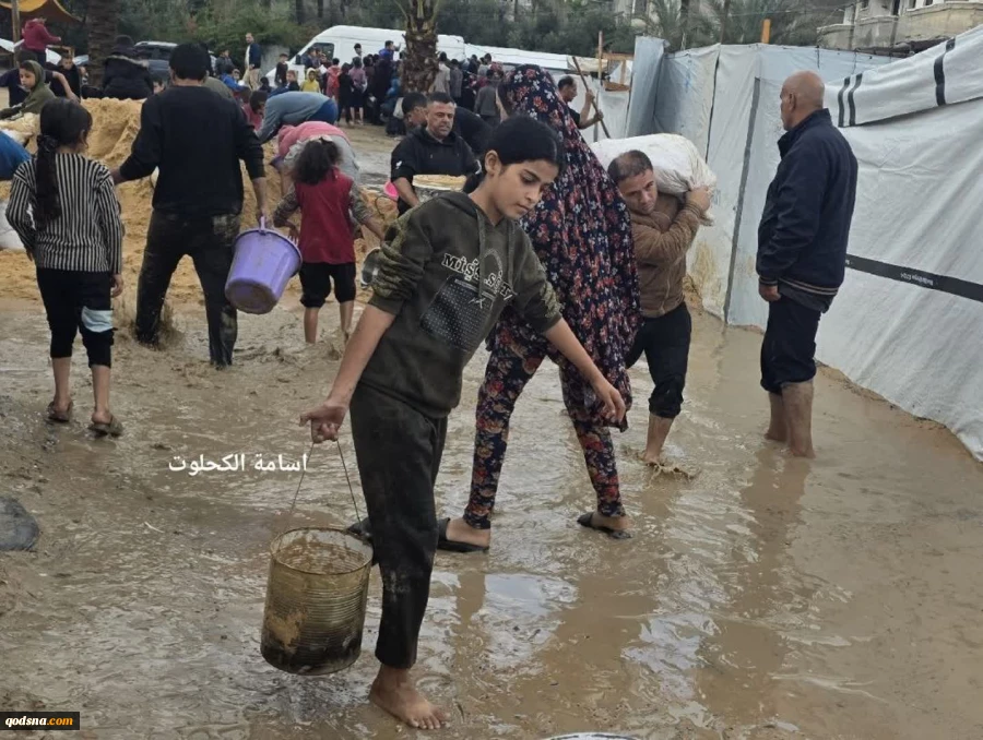 غرق شدن چادرهای آوارگان در پی بارش باران در دیرالبلح در مرکز نوار غزه 3