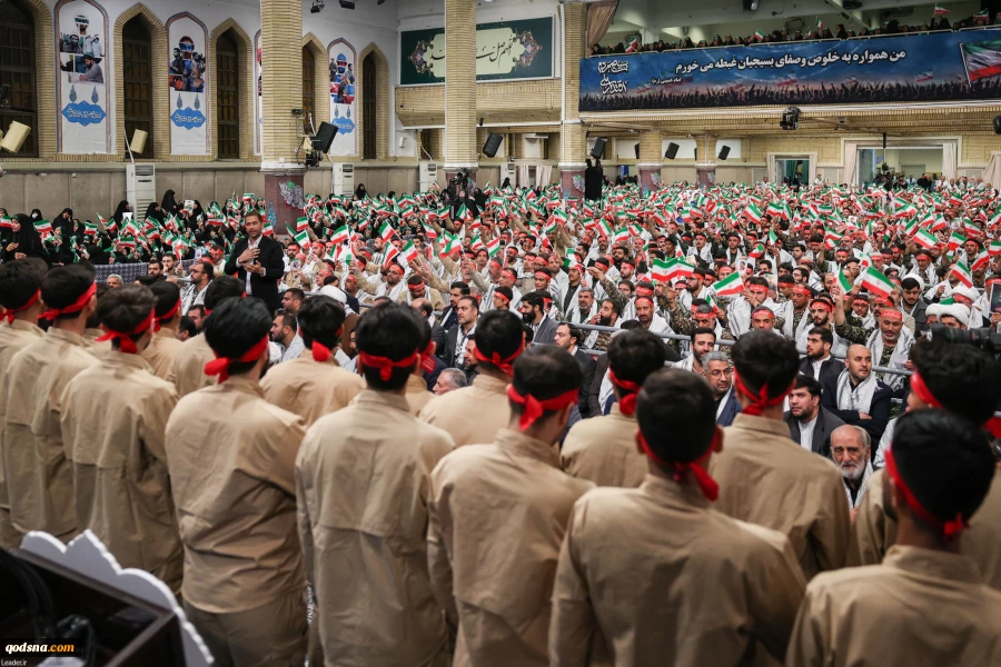 با حضور فرمانده کل سپاه پاسداران و هزاران تن از بسیجیان برگزار شد

مراسم روز بسیج در حسینیه امام خمینی(ره) 2