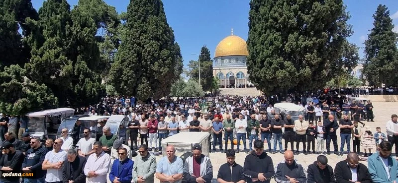 60,000 Palestinians perform Friday prayer at Al-Aqsa Mosque