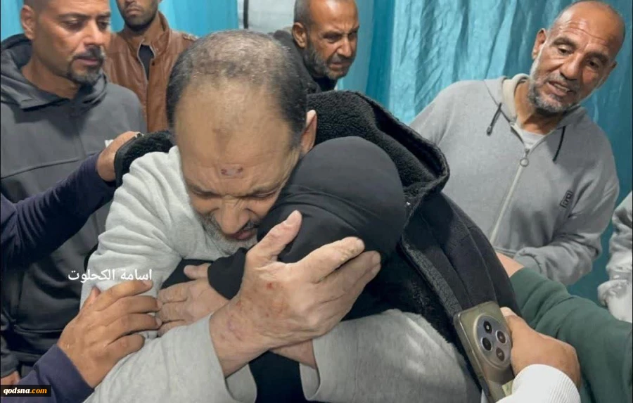 آزادی 5 اسیر فلسطینی ساکن غزه از زندان رژیم صهیونیستی و انتقال آنان به بیمارستان الاقصی در دیر البلح 
 2